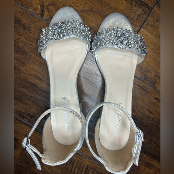 Devon Sandal by Benjamin Walk Touch Ups - Silver Metallic Heels - Size 7.5 - Picture 5 of 9